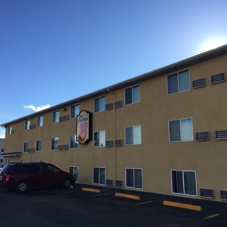 Super 8 By Wyndham Raton Hotel Exterior photo