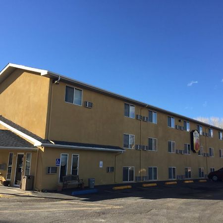 Super 8 By Wyndham Raton Hotel Exterior photo