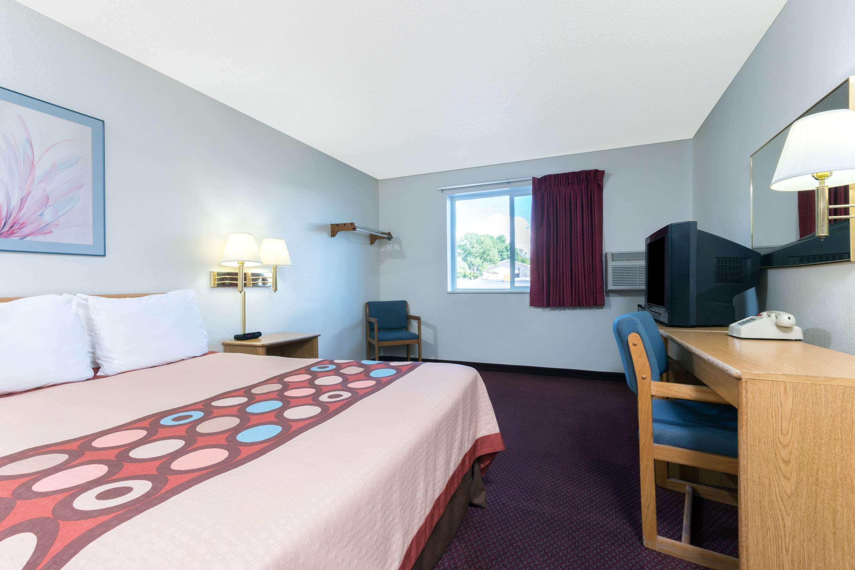 Super 8 By Wyndham Raton Hotel Exterior photo