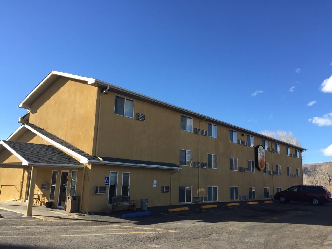 Super 8 By Wyndham Raton Hotel Exterior photo