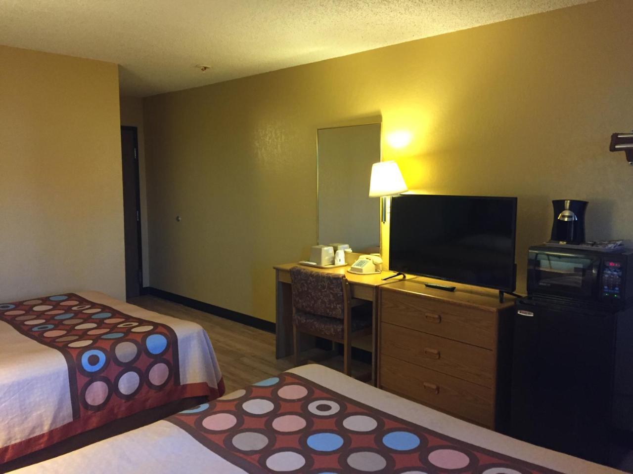 Super 8 By Wyndham Raton Hotel Exterior photo